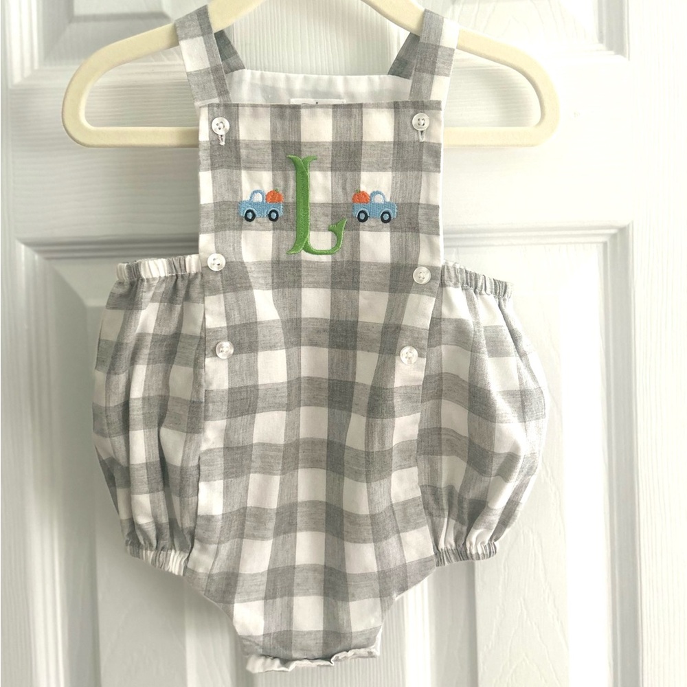 Perfect for FALL! 
Monogrammed “L” bodysuit 
6-9 months